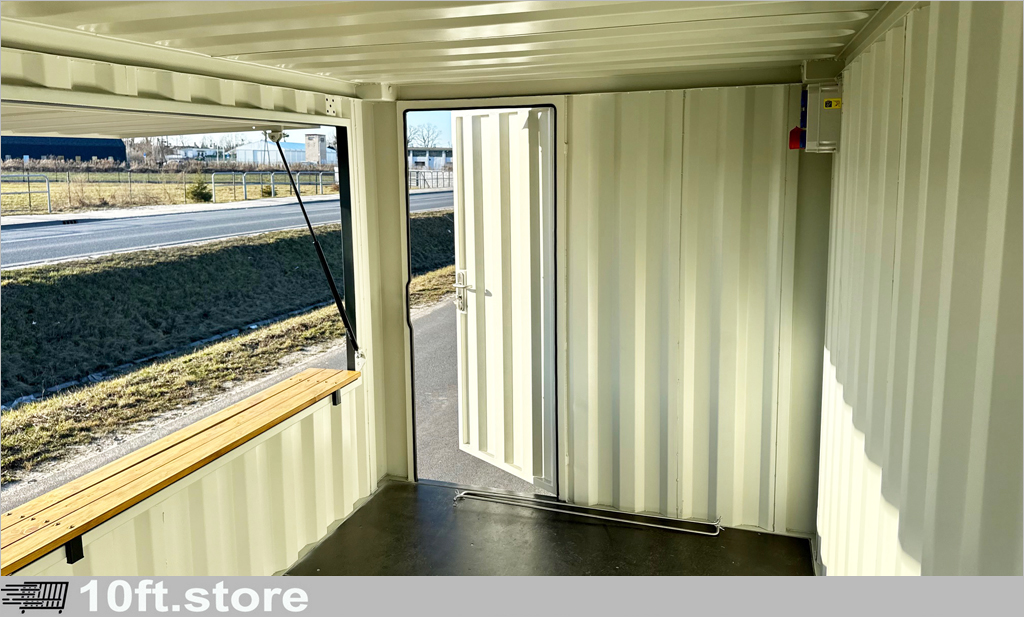 Innenbereich eines 15ft Verkaufscontainers auf Anhänger – Verkaufsfläche für Events und Gastronomie